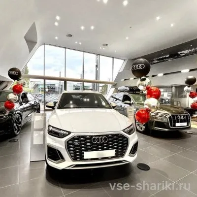 Фонтан для автосалона: шар с логотипом и красно-серебряные сферы