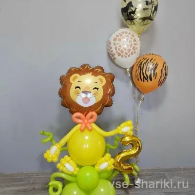 Фигура львёнка и фонтан из трёх шаров с рисунком