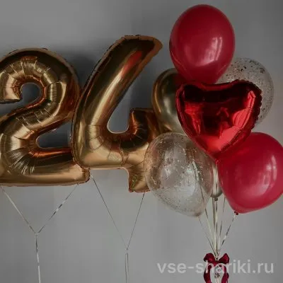 Композиция в красно-золотых тонах с двумя цифрами и сердцем