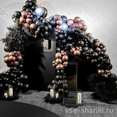 Фотозона в чёрных тонах из матовых, перламутровых и зеркальных шаров