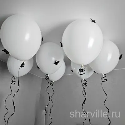 Белый латексный шар 30 см с гелием и двумя декоративными бабочками