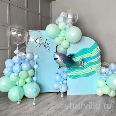Фотозона для морской вечеринки: шар-акула, прозрачные шары и волны на фоне