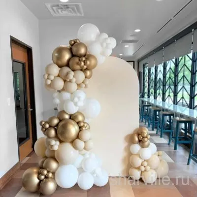 Фотозона с баннером и разнокалиберной гирляндой из белых, бежевых и золотых шаров