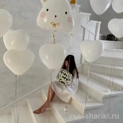 Композиция с белым медвежонком и семью белыми сердцами