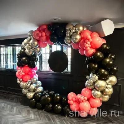 Фотозона с кругом из розовых, чёрных и золотых шаров на металлическом каркасе