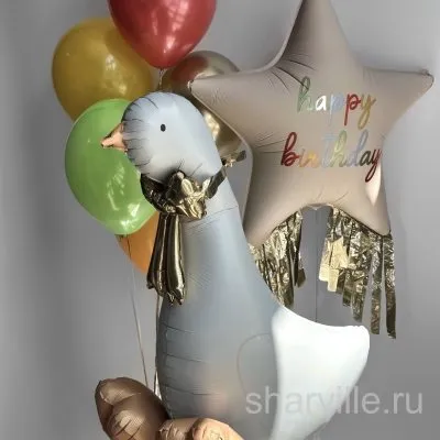 Композиция с сидячим гусем и звездой Happy Birthday 81 см с золотой бахромой