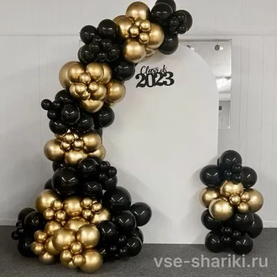 Фотозона для выпускников в чёрно-золотой гамме с баннером