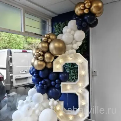 Светящаяся цифра с лампочками и сине-бело-золотая гирлянда 3 м для фотозоны