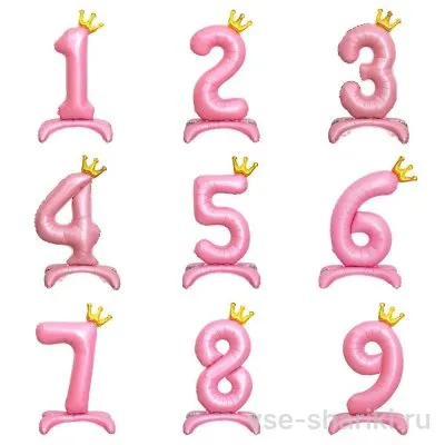 Шар-цифра нежно-розового цвета с золотой короной на подставке