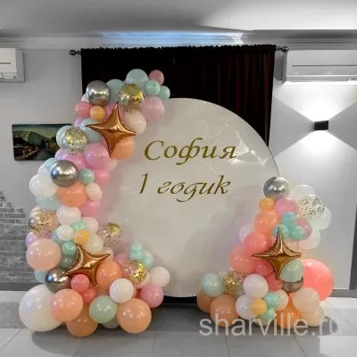 Пастельная фотозона для малыша с круглым фоном, гирляндами и золотыми звёздами