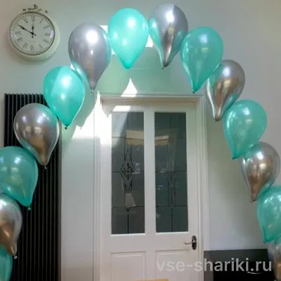Арка из 16 шаров хром в серо-бирюзовой гамме для магазина