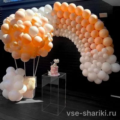Фотозона с аэростатом, радугой и облаком в персиковых тонах