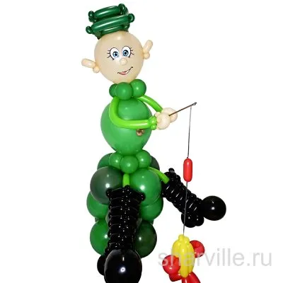 Фигура рыбака из шаров с удочкой и красной рыбкой на чёрной подставке