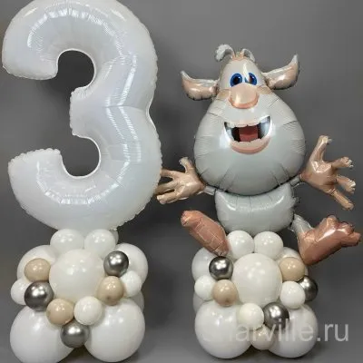Композиция на воздухе: Буба из фольги и цифра на подставках из латексных шаров