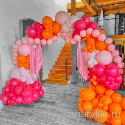 Арка в персиковых, коралловых и розовых тонах с кисточками тассел