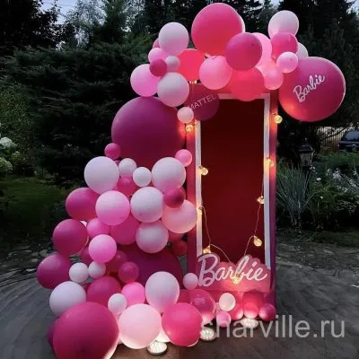 Фотозона Барби: гирлянда из розовых и белых шаров и большая подсвеченная коробка