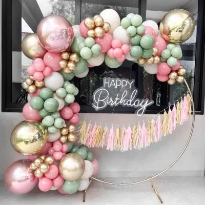 Фотозона в виде круга с надписью Happy Birthday в розовых и мятных тонах с золотом