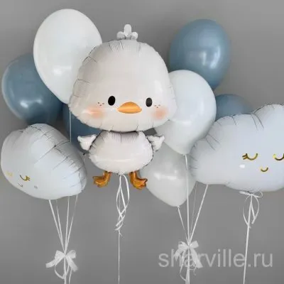 Композиция с утёнком, двумя облаками и семью голубыми и белыми шарами