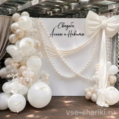Фотозона в молочно-кремовых тонах с драпировкой и бантом