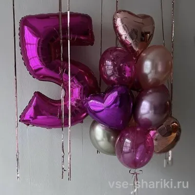 Композиция с цифрой цвета фуксии, сердцами и фиолетовым хромом