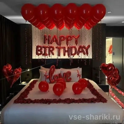 Набор из 25 алых шаров под потолок с надписью «Love»