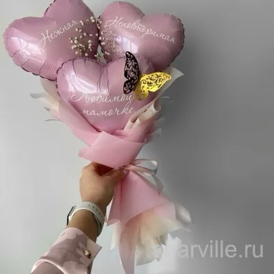 Нежный розовый букет: три мини-сердца с вашими надписями и бабочкой цвета золота