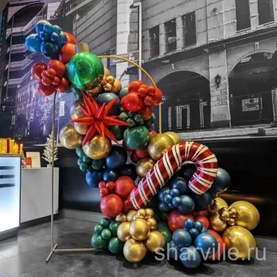 Фотозона на каркасе к Новому году: объёмные звёзды и полосатые леденцы из фольги