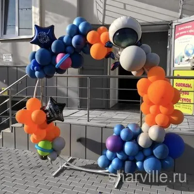 Космическая фотозона на стойке с двумя фольгированными шарами и вашими надписями