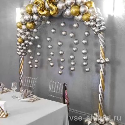 Арка из золотого и серебряного хрома с фольгированными цифрами