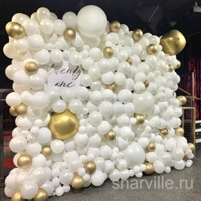 Свадебная стена 3 на 2,5 м из белых и золотых шаров с баннером