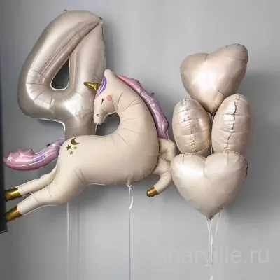 Композиция с летящим единорогом, цифрой и фонтаном из пяти сердец