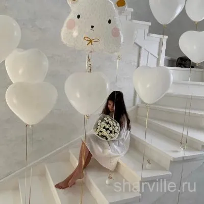 Композиция из белого фольгированного мишки и семи латексных сердец 30 см