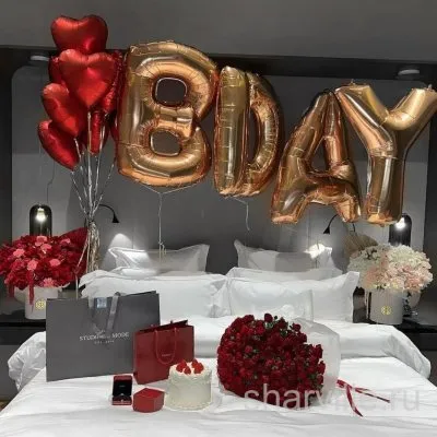 Композиция с гелием: золотые буквы BDAY высотой 90 см и семь красных сердец