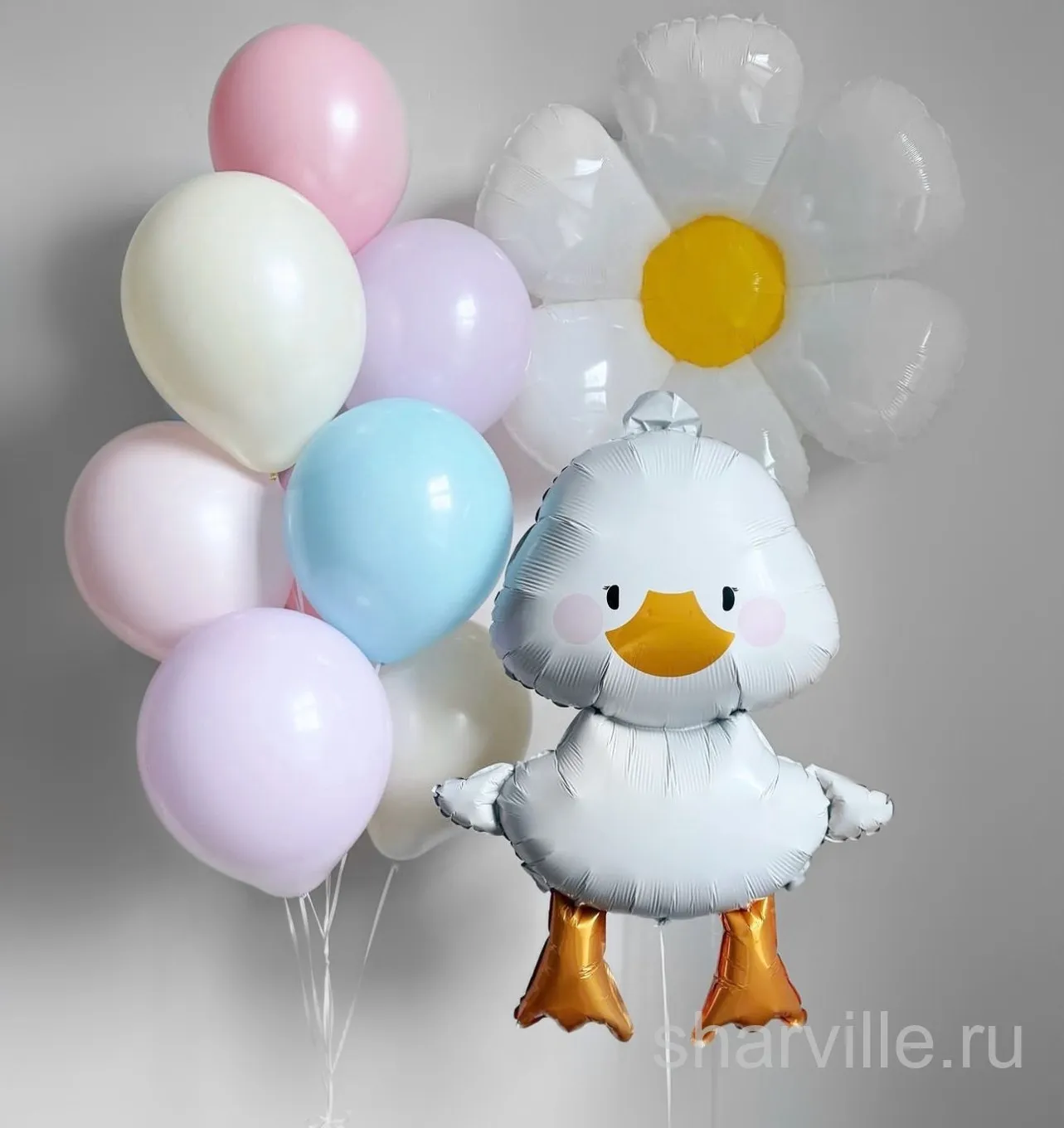 Фонтан из 10 шаров в пастельных тонах с утёнком 81 см и ромашкой 100 см