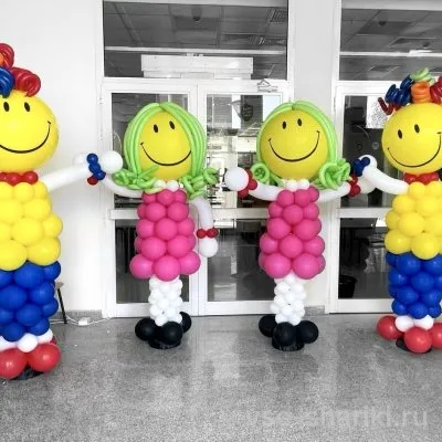 Фигура мальчика или девочки с головой-смайликом из шаров