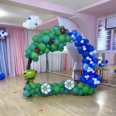 Фотозона из зелёных шаров с лягушонком для детского праздника