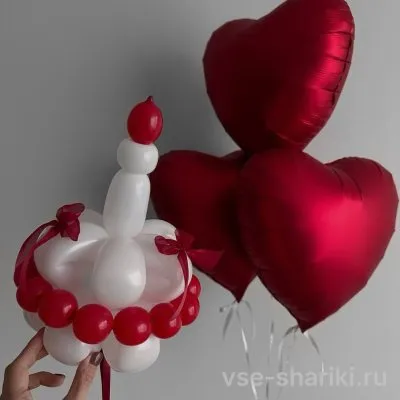 Фигура торта из красно-белых шаров и три фольгированных сердца