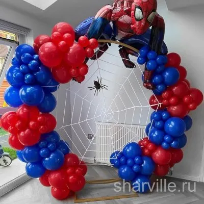 Фотозона с Человеком-пауком: красные и синие гирлянды, паутина, фигура героя