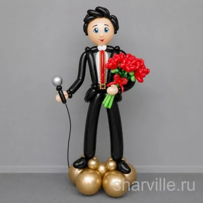 Фигура артиста из шаров с микрофоном и красным букетом, высота 1,5 м