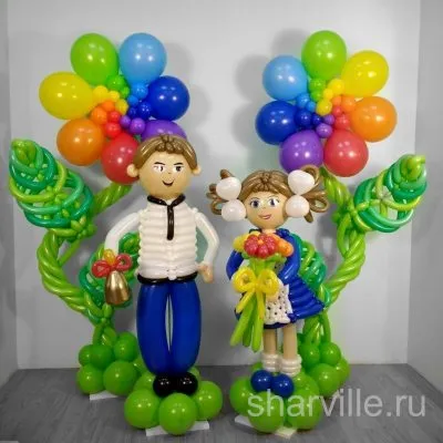 Композиция из шаров: фигуры мальчика и девочки среди букетов, четыре элемента