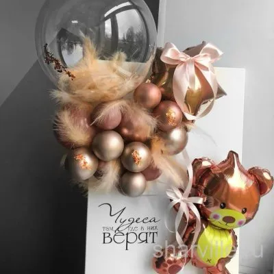Открытка с фольгированным медвежонком, прозрачным шаром с перьями и хромом