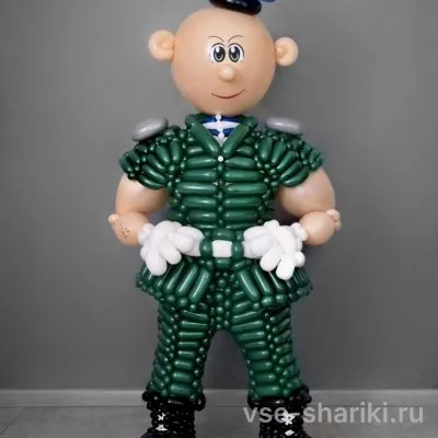 Фигура бойца-десантника из зелёных шаров к дембелю