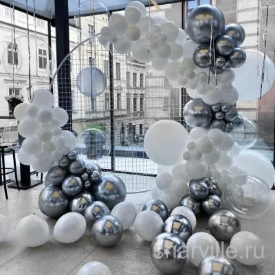 Круглая фотозона из белоснежных и серебристых латексных шаров