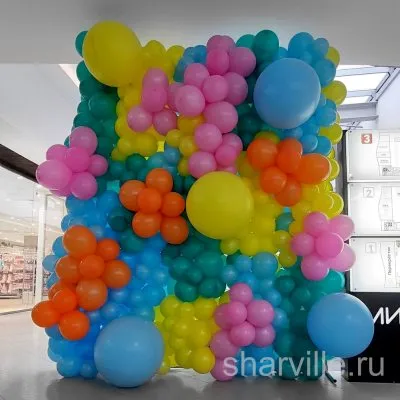 Настенное панно 2×2,5 м из латексных шаров разных цветов для детского праздника