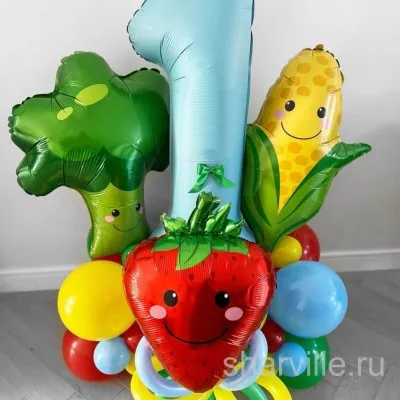 Композиция из шаров на годик: голубая цифра 1, клубника, брокколи и кукуруза
