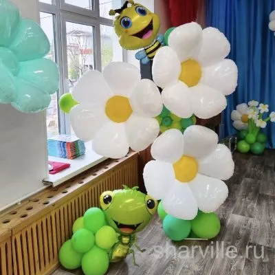 Стойка с 3 огромными белыми ромашками и фольгированной пчёлкой