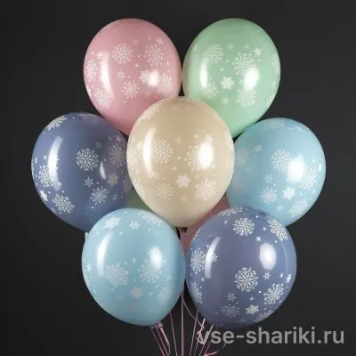 Шар пастельного оттенка с белыми снежинками для зимних праздников