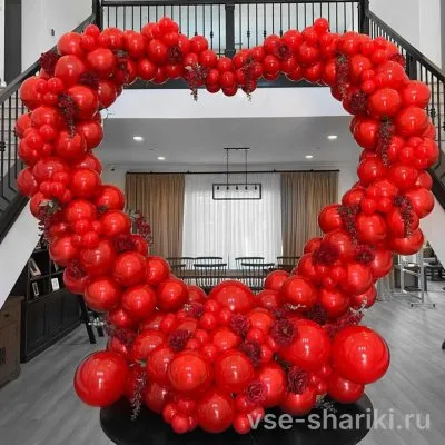 Фотозона-сердце из алых шаров для признания в любви