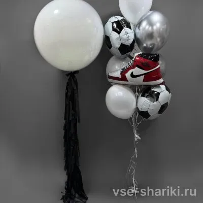 Набор шаров для юного футболиста с фигурой кроссовка