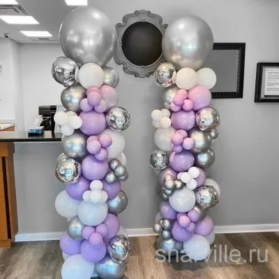 Высокая колонна из разнокалиберных шаров на каркасе с шаром 60 см наверху